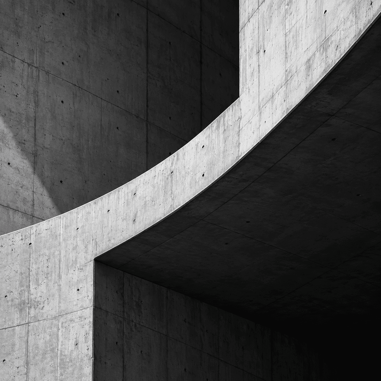 Formas diagonais e volumes de concreto na arquitetura brutalista