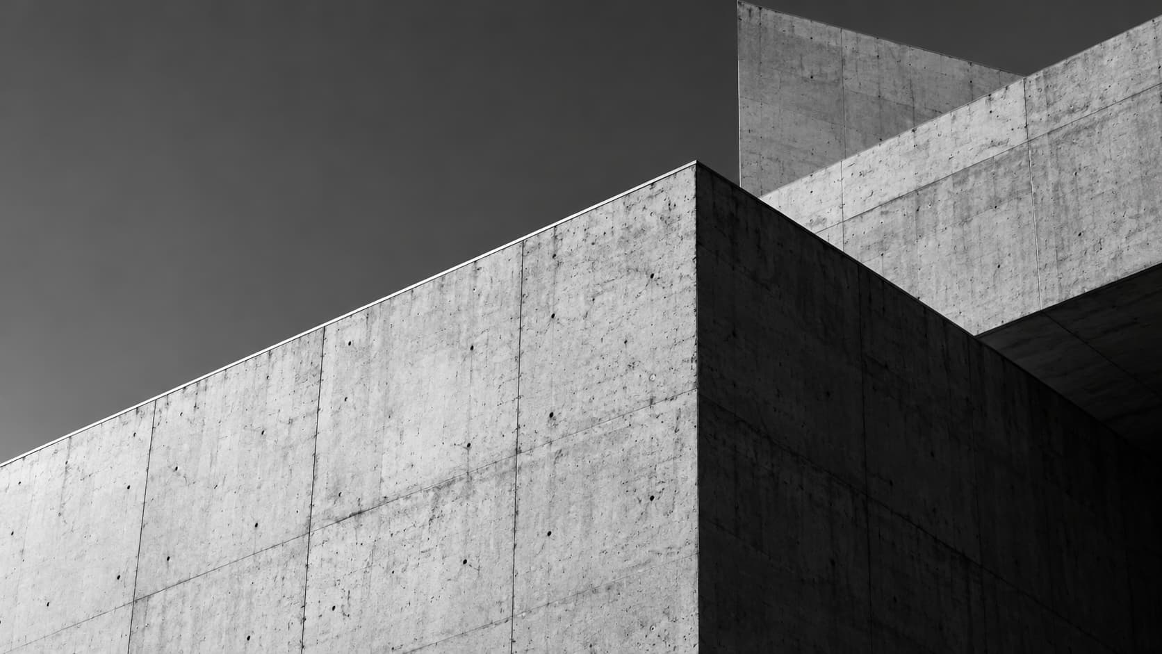 Volumes geométricos de concreto com luz e sombra na arquitetura brutalista