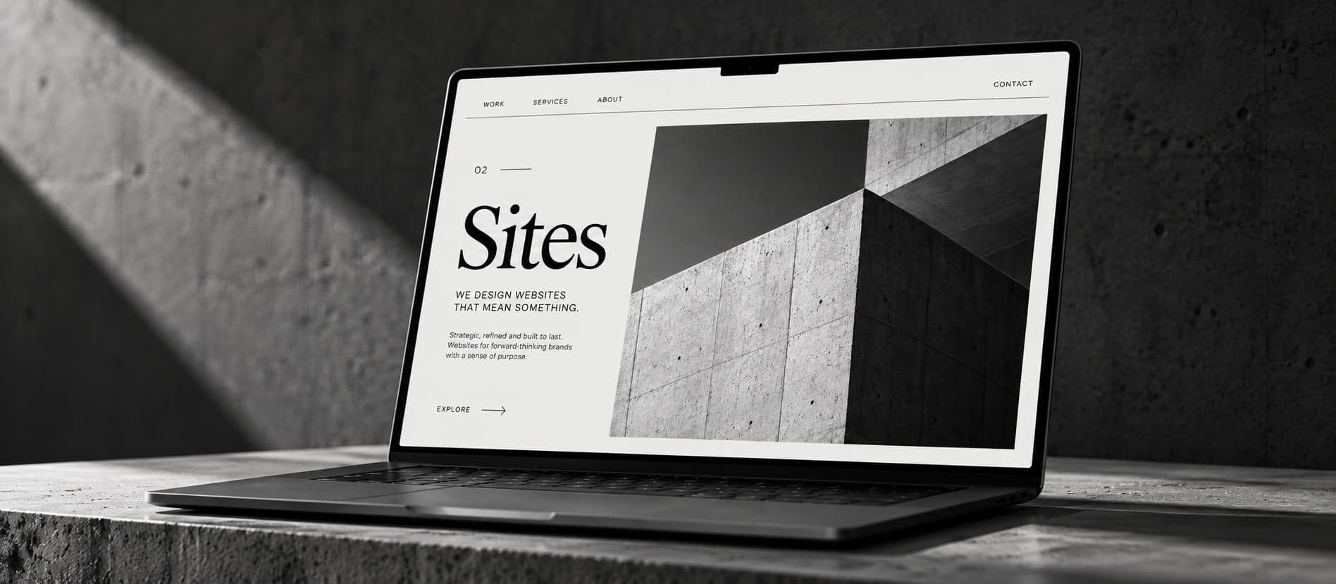 Notebook com website editorial minimalista e arquitetura geométrica na tela
